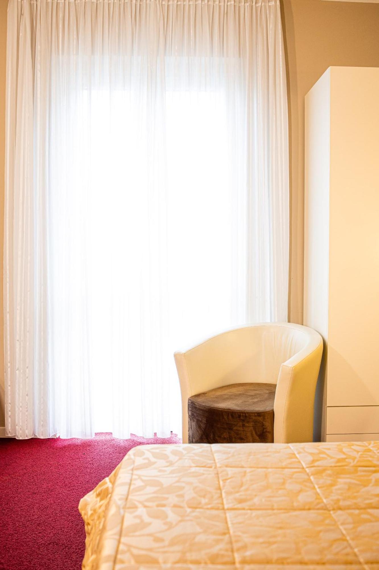 Hotel Italia Леричи Екстериор снимка