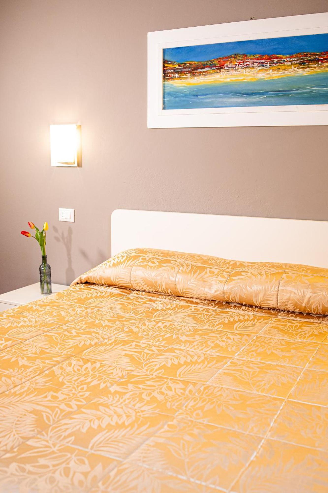 Hotel Italia Леричи Екстериор снимка