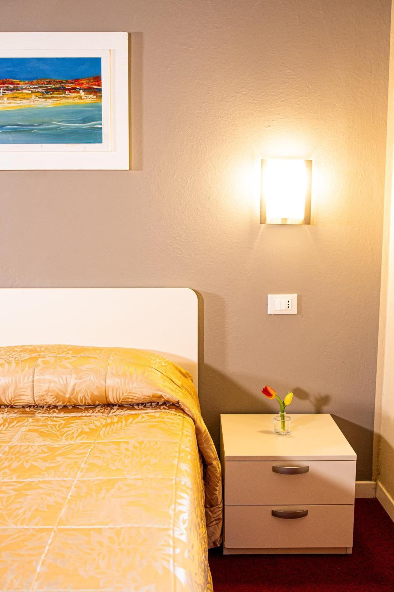 Hotel Italia Леричи Екстериор снимка