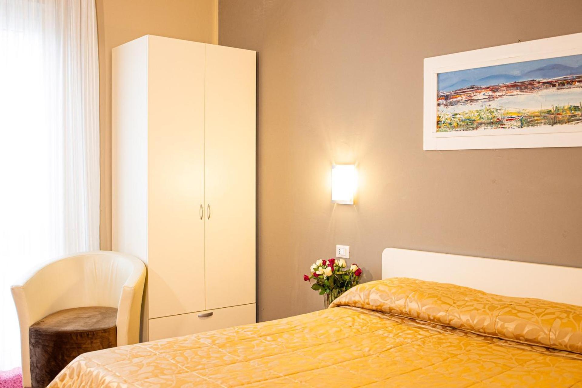 Hotel Italia Леричи Екстериор снимка