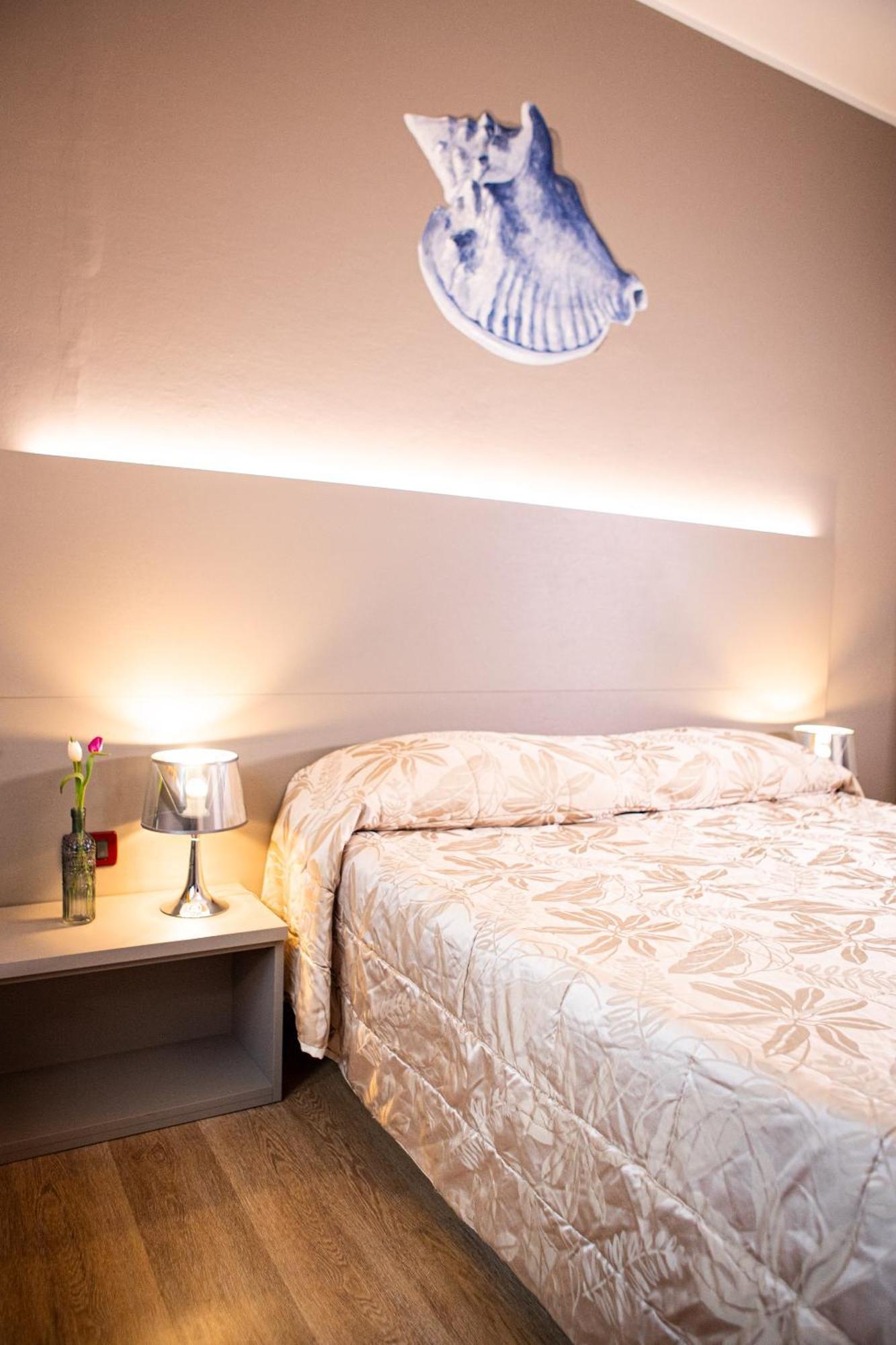 Hotel Italia Леричи Екстериор снимка