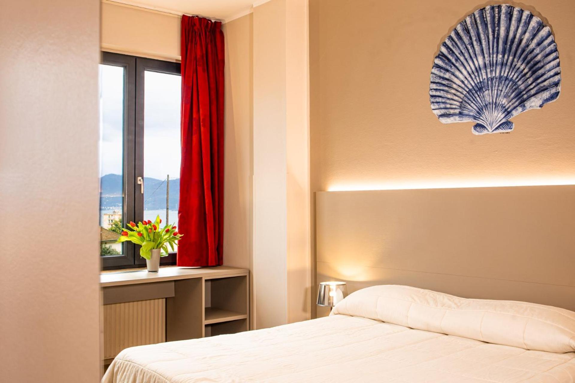 Hotel Italia Леричи Екстериор снимка