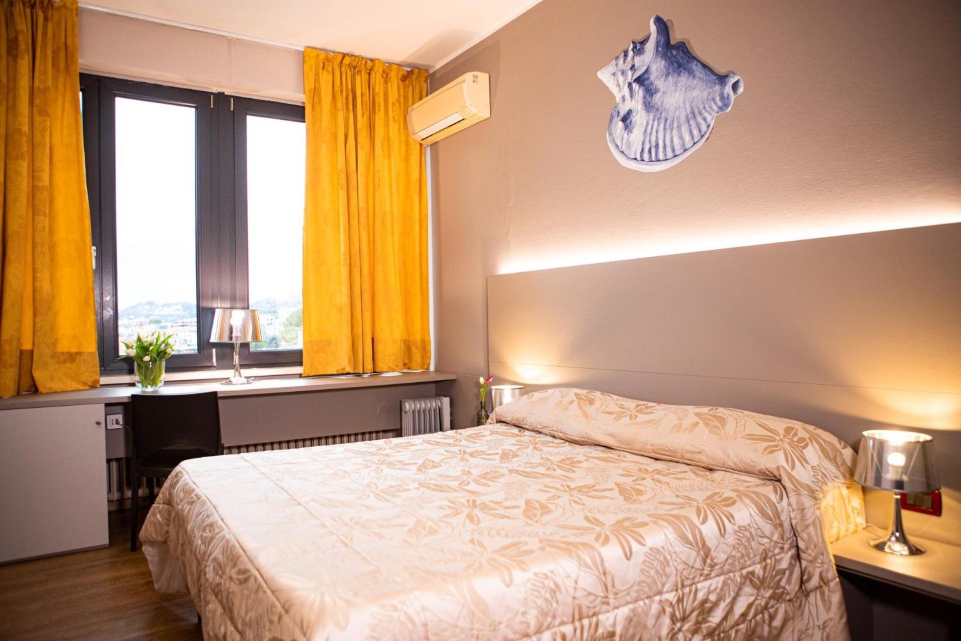 Hotel Italia Леричи Екстериор снимка